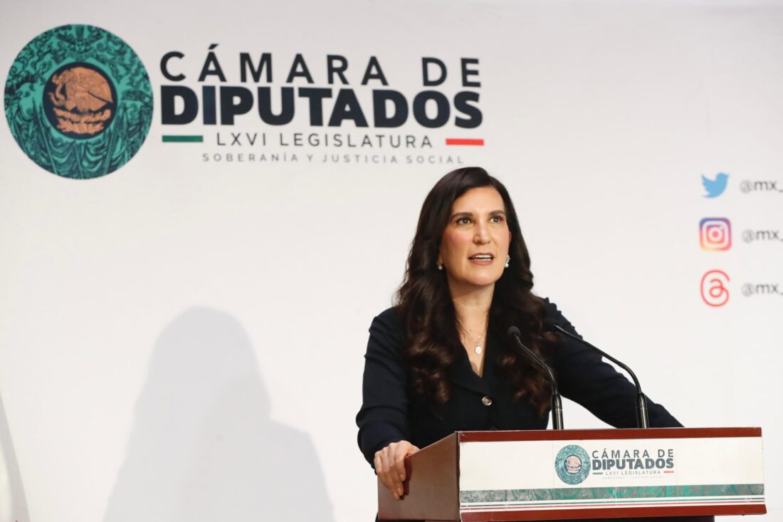 Kenia López Rabadán ofrece un mensaje en la Cámara de Diputados
