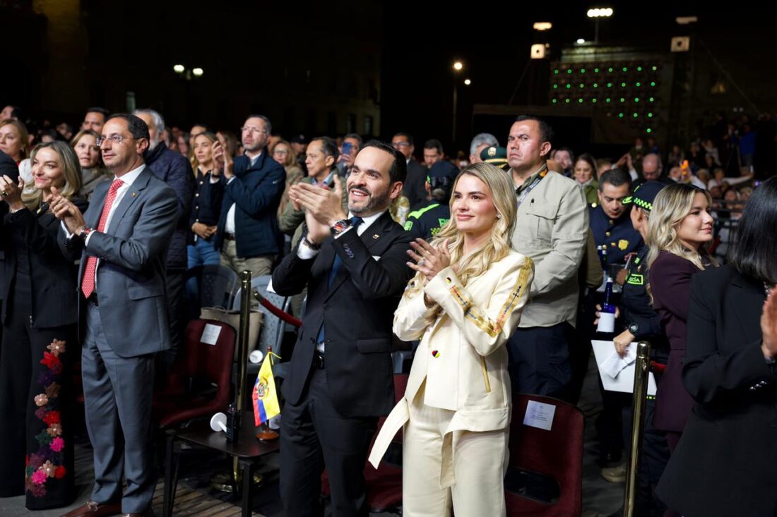 El presidente de Colombia, Abelardo De La Espriella, y la primera dama, Ana Lucía Pineda, durante la Gran Velatón en la Plaza de Bolívar de Bogotá.