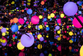 Yayoi Kusama: la artista que convirtió sus obsesiones en un universo de lunares