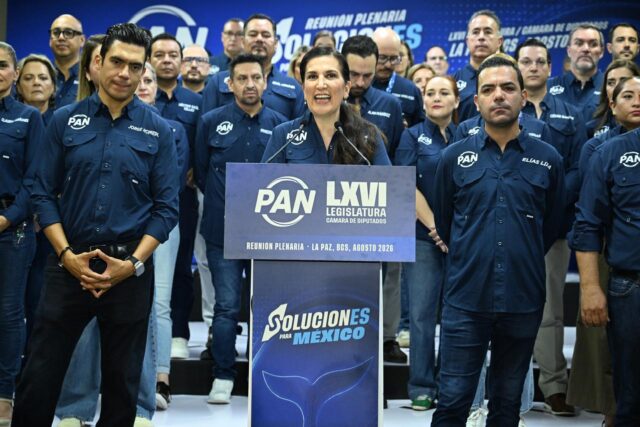 Kenia López Rabadán habla ante legisladores del PAN en una reunión plenaria en La Paz