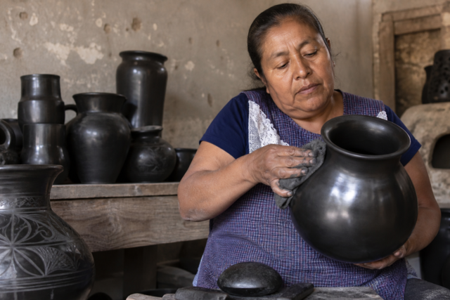 Artesana pule una vasija de barro negro en un taller de San Bartolo Coyotepec, Oaxaca.