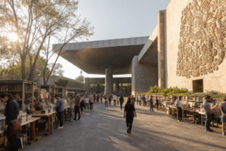 Exterior del Museo Nacional de Antropología con visitantes y puestos de libros durante una feria cultural