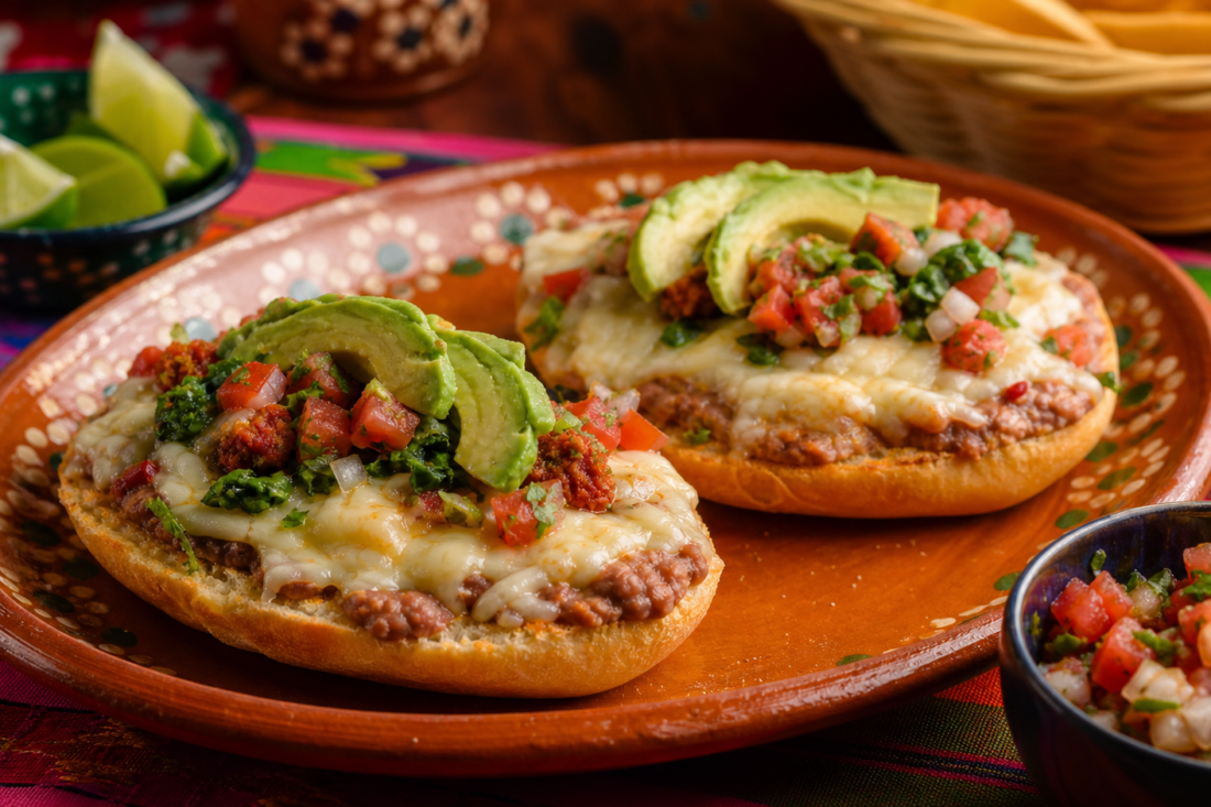Molletes mexicanos con frijoles, queso gratinado y toppings creativos