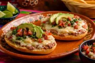 Molletes mexicanos con frijoles, queso gratinado y toppings creativos