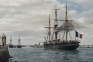 Barco de época en un puerto mexicano bajo un cielo nublado, imagen editorial sobre la efeméride del 17 de agosto.