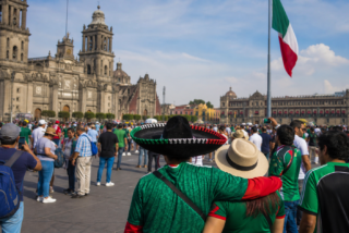 Visitantes y aficionados conviven en una plaza histórica de México durante el Mundial 2026