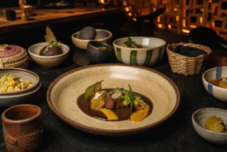Platillo de cocina mexicana contemporánea servido en un restaurante de autor
