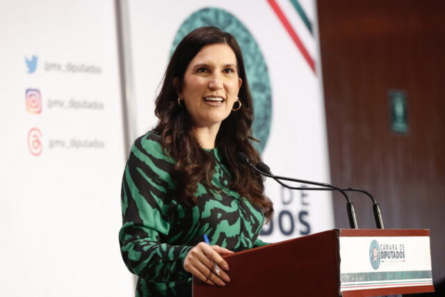 Kenia López Rabadán ofrece un mensaje en la Cámara de Diputados
