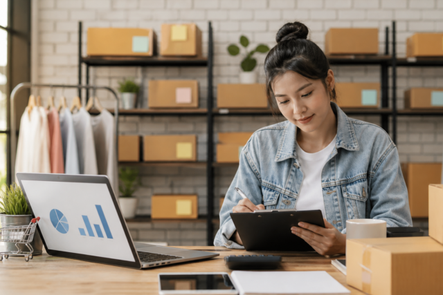Espacio de trabajo de una pequeña empresa con inventario organizado y control de operaciones