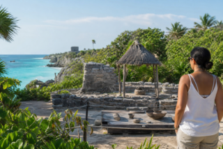 Visitante observa un espacio patrimonial junto a la costa caribeña de Xel-Há