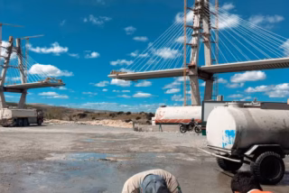 Vista de una obra de infraestructura vial con un tramo elevado y estructuras en construcción bajo cielo azul; imagen ilustrativa sobre inversión pública, sin identificar una obra específica.