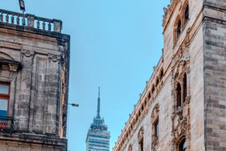 Calle peatonal de una zona céntrica con edificios históricos y peatones; foto ilustrativa, no necesariamente tomada en el Centro Histórico de la Ciudad de México.
