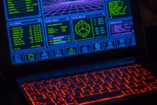 Persona trabajando frente a una computadora con una interfaz digital; imagen ilustrativa para una nota sobre uso responsable de IA en el trabajo.