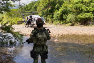 Elementos del Ejército Mexicano durante un operativo en una zona boscosa de Guerrero para localizar laboratorios clandestinos.