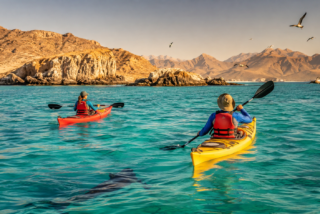 Kayakistas reman entre las islas del Parque Nacional Bahía de Loreto, Baja California Sur.