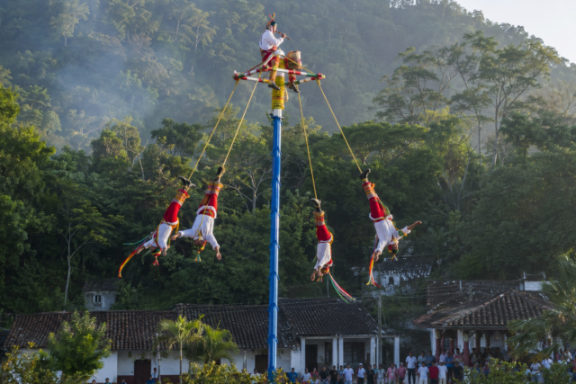 Ceremonia Ritual de los Voladores en una comunidad totonaca de Veracruz.