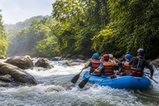 Balsa de rafting con viajeros en los rápidos del río de Los Pescados, Jalcomulco, Veracruz.