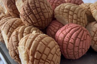 Conchas de pan dulce en charolas de una panadería