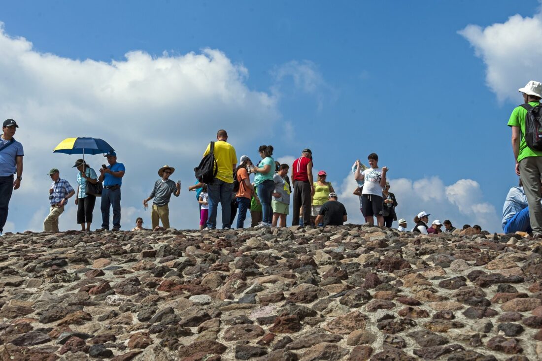 Turistas en la cima de la Pirámide del Sol en Teotihuacan