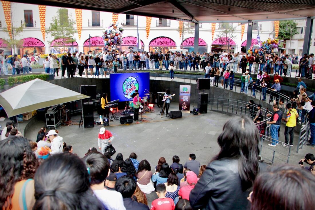 Público reunido alrededor de una presentación musical del Festival Alfeñique 2026 en Toluca.