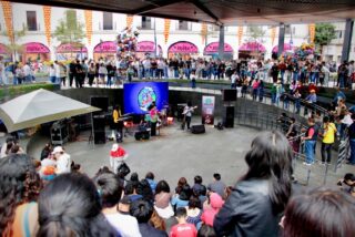 Público reunido alrededor de una presentación musical del Festival Alfeñique 2026 en Toluca.