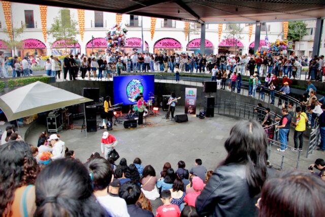 Público reunido alrededor de una presentación musical del Festival Alfeñique 2026 en Toluca.