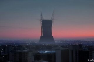 Antena de red celular y horizonte urbano mexicano al atardecer con luz suave, sin logos ni marcas ni personas