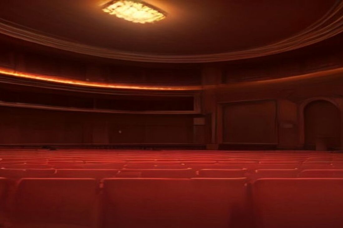 Sala de teatro clásica vacía con filas de butacas rojas, palcos curvos y luz cálida en el techo, alusiva a los boletos del FICM 2026