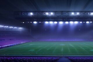 Estadio vacío de noche con reflectores encendidos, bruma iluminada en tonos violeta sobre las gradas y la cancha verde, alusivo a la venta de boletos de U2 en México