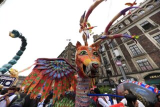 Alebrije monumental de un jaguar alado durante el recorrido del desfile en el Centro de la CDMX