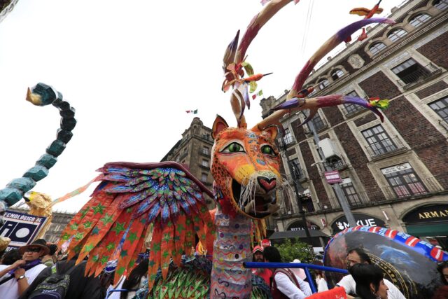 Alebrije monumental de un jaguar alado durante el recorrido del desfile en el Centro de la CDMX