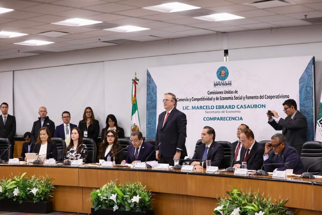 Marcelo Ebrard de pie durante su comparecencia ante comisiones de la Cámara de Diputados en San Lázaro