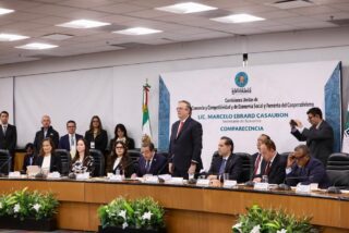 Marcelo Ebrard de pie durante su comparecencia ante comisiones de la Cámara de Diputados en San Lázaro