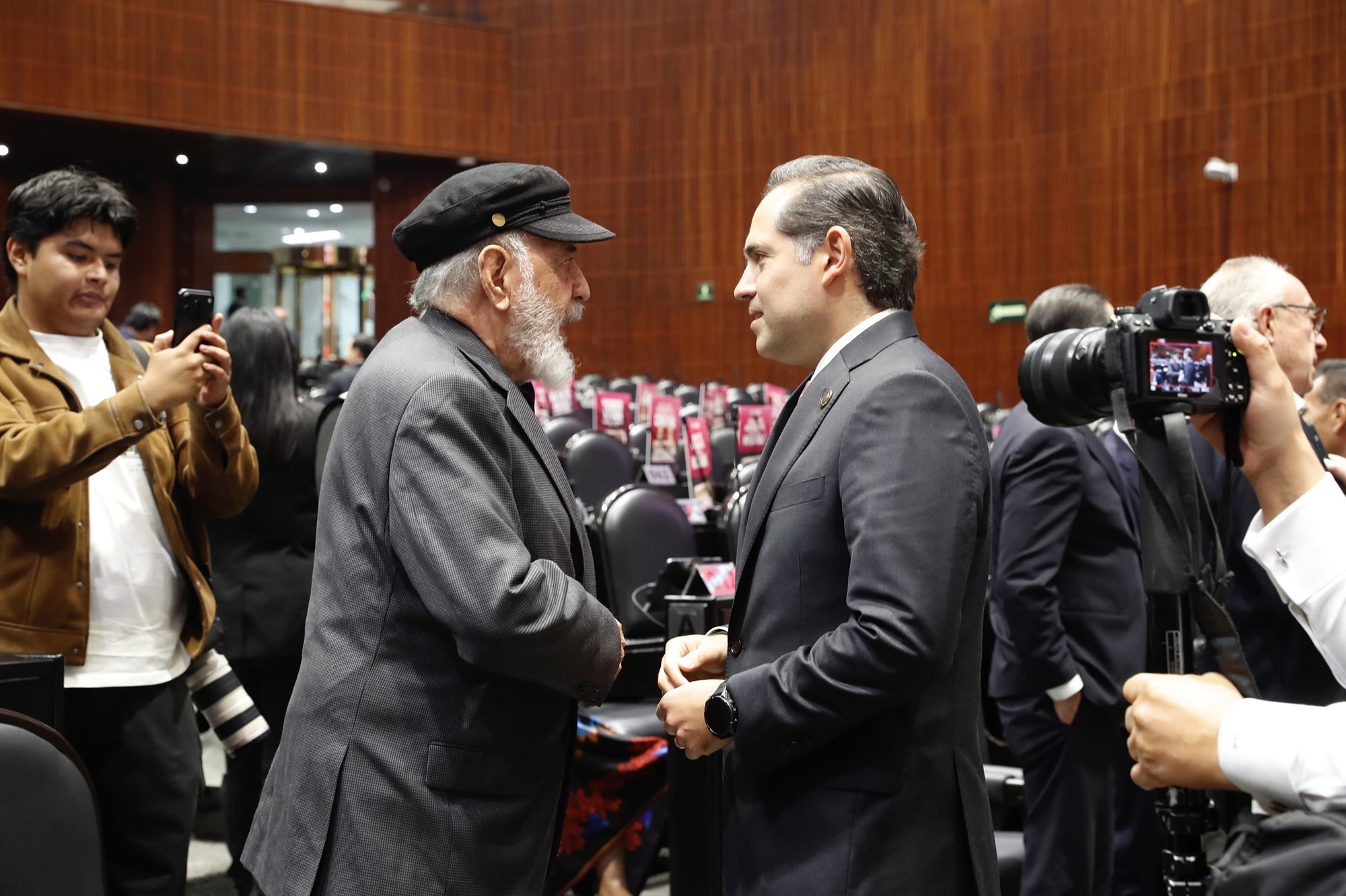 Legislador de la Cámara de Diputados toca la campana en la mesa de la Presidencia