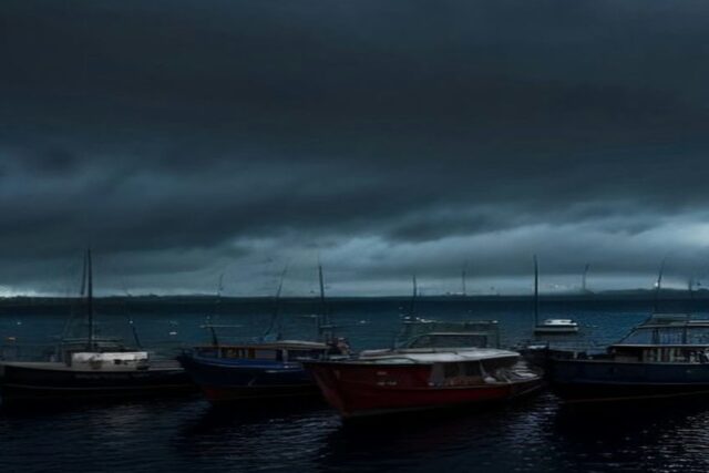 Pequeñas embarcaciones de pesca amarradas en una bahía de aguas oscuras bajo un cielo cubierto de densas nubes de tormenta