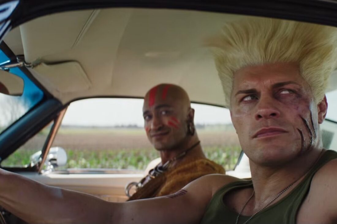 Cody Rhodes como Guile al volante de un auto, con Vidyut Jammwal como Dhalsim de copiloto, en una escena de Street Fighter