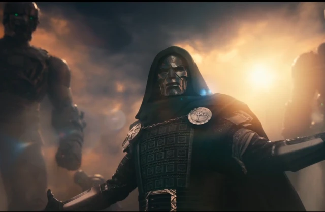 Doctor Doom con los brazos abiertos flanqueado por robots gigantes en una escena de Avengers: Doomsday