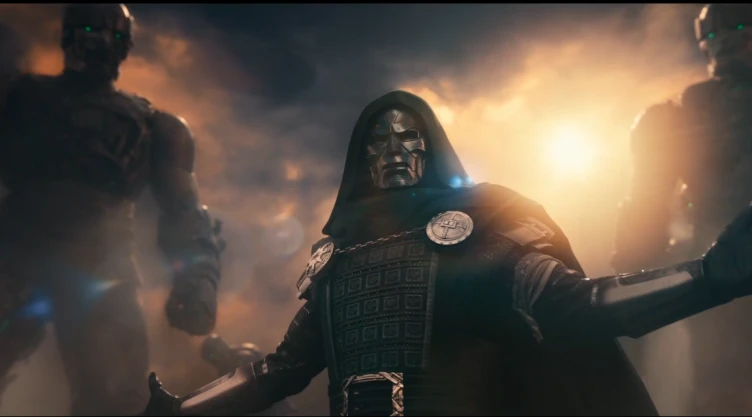 Doctor Doom con los brazos abiertos flanqueado por robots gigantes en una escena de Avengers: Doomsday
