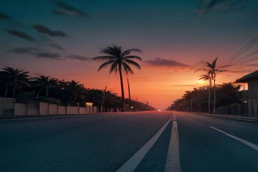 Carretera costera del sureste mexicano al atardecer con palmeras y cielo húmedo, ilustración de seguridad, sin personas ni vehículos