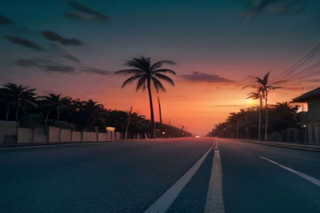 Carretera costera del sureste mexicano al atardecer con palmeras y cielo húmedo, ilustración de seguridad, sin personas ni vehículos