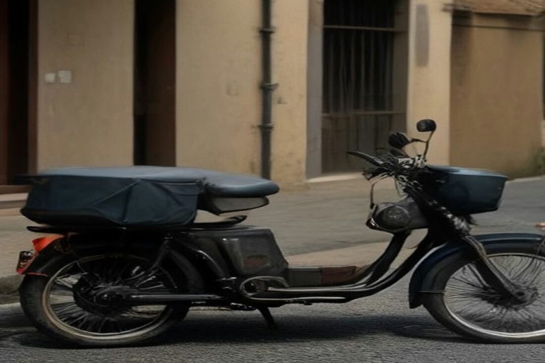 Motocicleta negra antigua estacionada junto a la banqueta frente a muros desgastados de una calle de estilo colonial