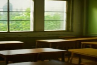 Salón de clases vacío con pupitres de madera y luz de mañana, alusivo al puente de Día de Muertos 2026 sin clases de la SEP