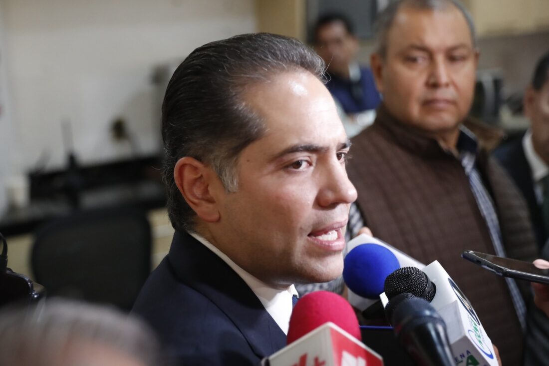 Intercambio con reporteros en un recinto legislativo.
