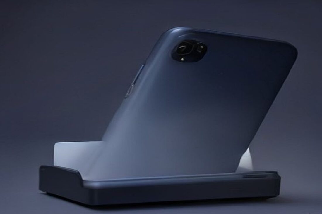 Teléfono inteligente visto por detrás, colocado en una base de carga sobre un fondo azul oscuro, alusivo al registro de celular con CURP
