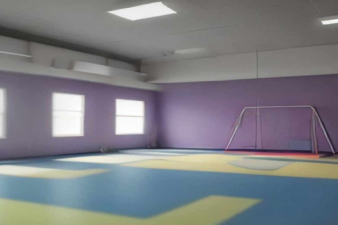 Sala de terapia vacía con piso de colores, paredes lilas, ventanas y un aparato de ejercicio al fondo