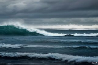 Mar abierto del Pacífico bajo nubes de tormenta tropical con oleaje agitado y cielo gris dramático, sin costa ni texto